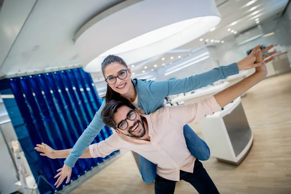 Glückliches Junges Kaukasisches Paar Das Huckepack Tech Geschäft Hat Konzept — Stockfoto