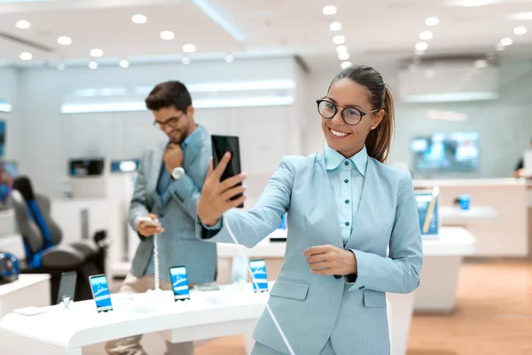 Mujer Caucásica Feliz Tomando Autorretrato Con Nuevo Teléfono Inteligente Mientras — Foto de Stock