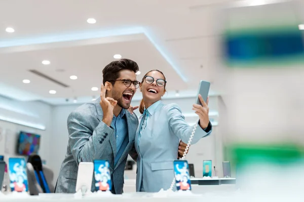 Glückliches Multikulturelles Paar Businesskleidung Das Ein Selfie Mit Seinem Neuen — Stockfoto