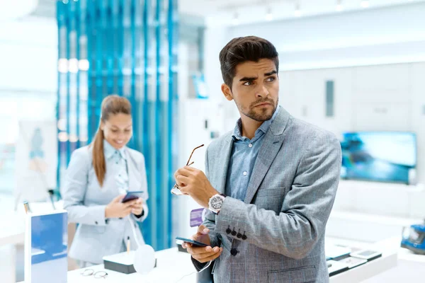 Mann Mit Ernstem Gesicht Der Wegschaut Während Der Einen Hand — Stockfoto