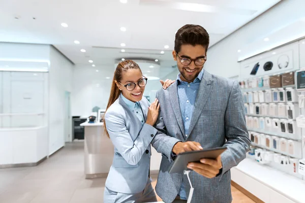 Feliz Pareja Multicultural Probando Nueva Tableta Hombre Sosteniendo Tableta Mujer — Foto de Stock