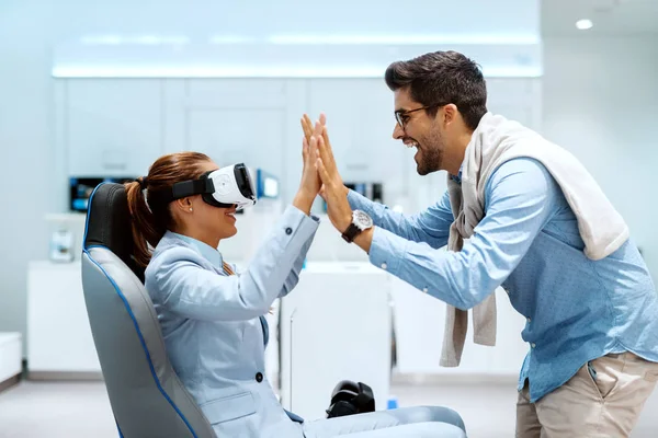 Glückliches Multikulturelles Paar Beim Ausprobieren Der Virtual Reality Technologie Innenausstattung — Stockfoto