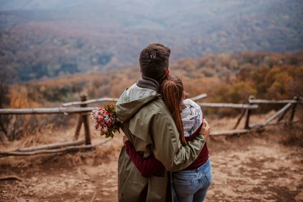 Pareja Abrazándose Mirando Vista Respaldos Devueltos Tiempo Otoño Vista Montaña —  Fotos de Stock