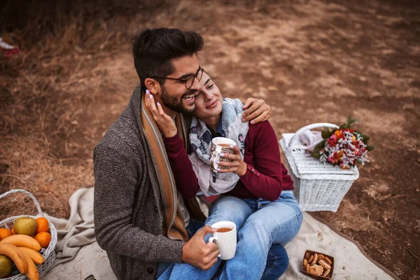 Uma Mulher Sentada Colo Homem Num Piquenique Uns Abraços Chá — Fotografia de Stock