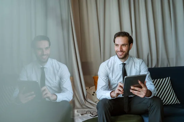 Hombre Negocios Sonriente Usando Tableta Mientras Está Sentado Silla Vestíbulo — Foto de Stock