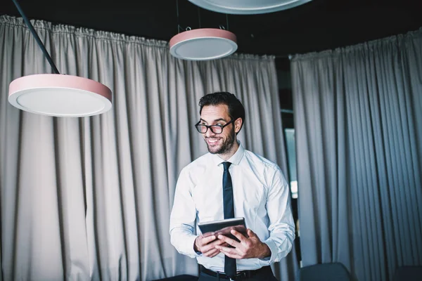 Primer Plano Del Hombre Negocios Sonriente Usando Tableta Pie Vestíbulo — Foto de Stock