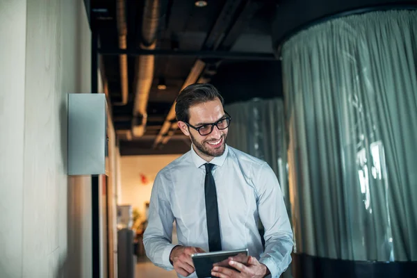 Primer Plano Del Hombre Negocios Sonriente Usando Tableta Pie Vestíbulo —  Fotos de Stock