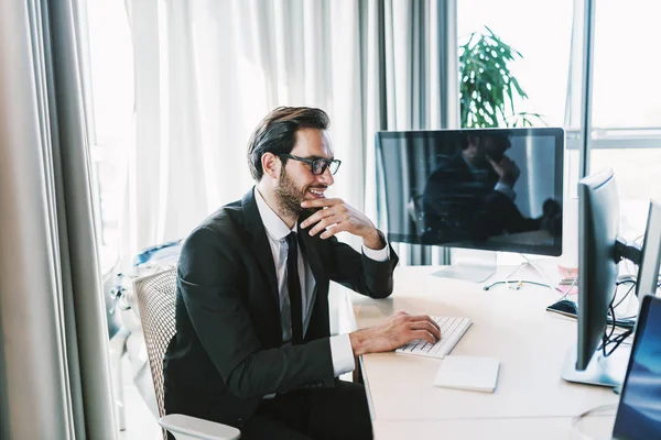 Empresario Usando Computadora Escritorio Mientras Está Sentado Oficina Una Mano — Foto de Stock