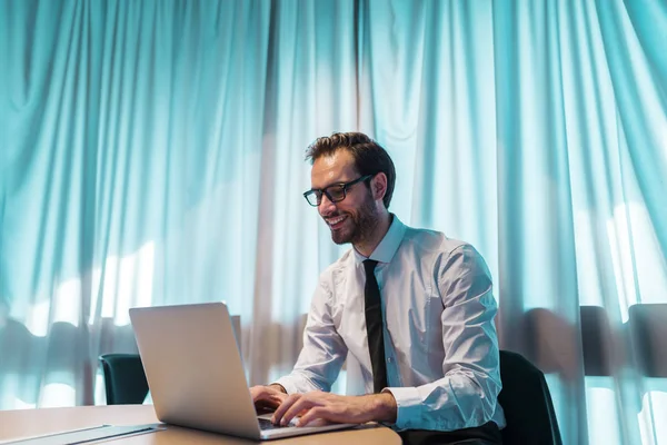 Hombre Negocios Sonriente Usando Portátil Mientras Está Sentado Oficina Manos — Foto de Stock