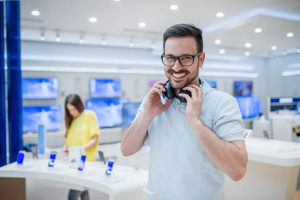 Hombre Feliz Posando Con Auriculares Tienda Tecnología Concepto Compra Tecnología — Foto de Stock