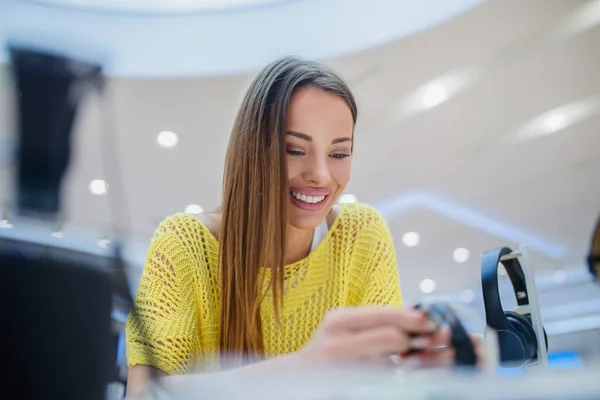 Usmívající Žena Volba Koupit Tech Obchodu Nákupní Koncept Technologie — Stock fotografie