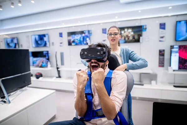 Mann Mit Erstauntem Gesichtsausdruck Beim Ausprobieren Der Technologie Frau Hinter — Stockfoto