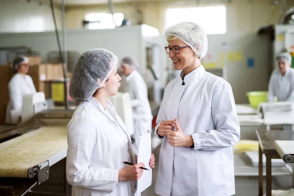 Due Giovani Lavoratori Che Indossano Abiti Sterili Parlando Ripostiglio — Foto Stock