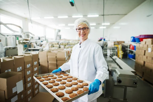 Jovem Trabalhador Feminino Feliz Segurando Biscoitos Recém Assados Folha Flandres — Fotografia de Stock