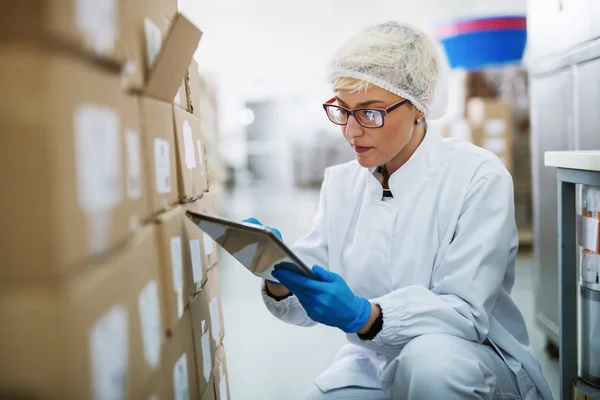 Young Beautiful Female Worker Sterile Clothes Holding Tablet Factory — Stock Photo, Image
