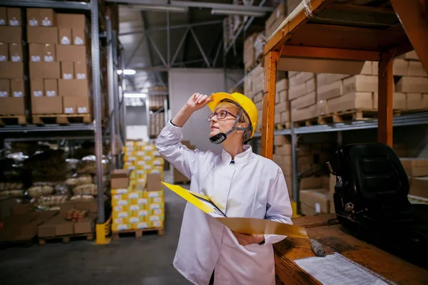 Trabalhadora Olhando Para Cima Enquanto Segurava Com Capacete Mão Por — Fotografia de Stock