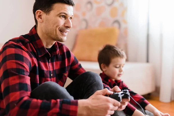 Vrolijk Opgewonden Vader Zoontje Rode Shirts Console Spel Met Gamepads — Stockfoto