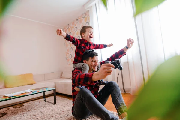 Alegre Padre Emocionado Pequeño Hijo Camisas Rojas Jugando Juego Consola —  Fotos de Stock