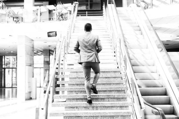 사업은 비즈니스 센터에서 계단을 공식적인 마모에서 — 스톡 사진