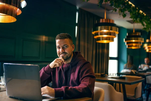 Young Man Sitting Cafe Looking Camera Freelancer Working Casual Office — Stock Photo, Image