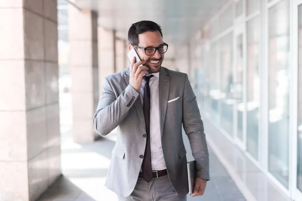 Närbild Affärsmannen Klädd Formella Slitage Med Hjälp Smart Telefon Och — Stockfoto