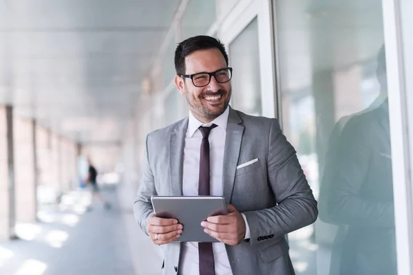 Primo Piano Uomo Affari Sorridente Vestito Abbigliamento Formale Utilizzando Tablet — Foto Stock