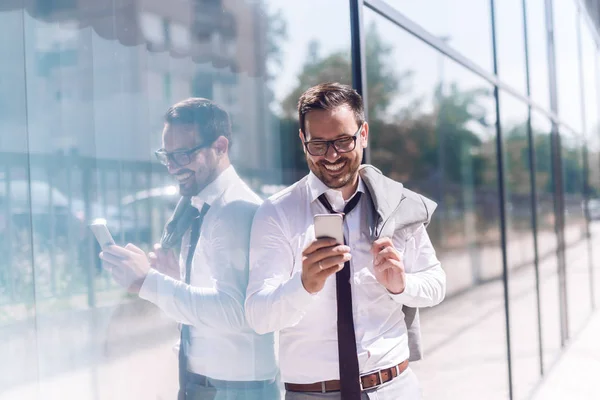 Lachende Zakenman Gekleed Formele Slijtage Met Behulp Van Slimme Telefoon — Stockfoto