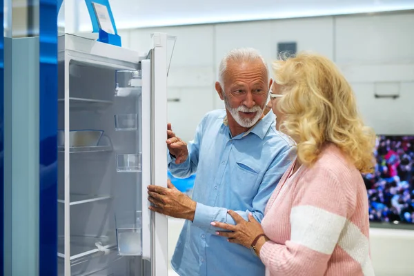 Casal Finalistas Brancos Comprar Frigorífico Novo Loja Tecnologia Interior — Fotografia de Stock