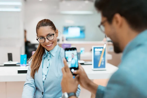 Hombre Tomando Fotos Esposa Mientras Estaba Pie Tienda Tecnología Enfoque — Foto de Stock