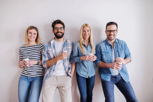 Groupe Jeunes Collègues Heureux Amuser Pause Tout Buvant Café — Photo