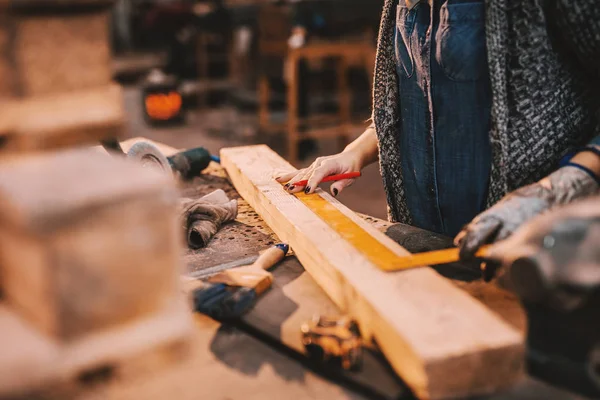Close Female Carpenter Working Workshop Female Doing Male Work Concept — Stock Photo, Image
