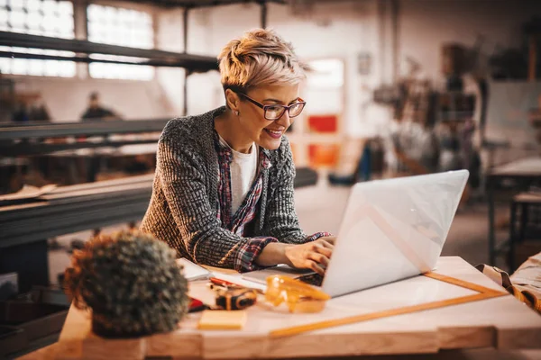Mulher Usando Laptop Enquanto Está Oficina Carpinteiro Feminino Fazendo Conceito — Fotografia de Stock