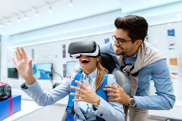 Glückliches Multikulturelles Paar Beim Ausprobieren Der Virtual Reality Technologie Innenausstattung — Stockfoto