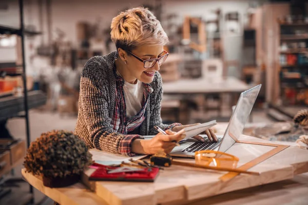 Mulher Usando Laptop Enquanto Está Oficina Carpinteiro Por Outro Lado — Fotografia de Stock