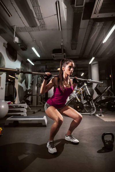 Bela Jovem Desportiva Exercitando Com Barbell Ginásio — Fotografia de Stock