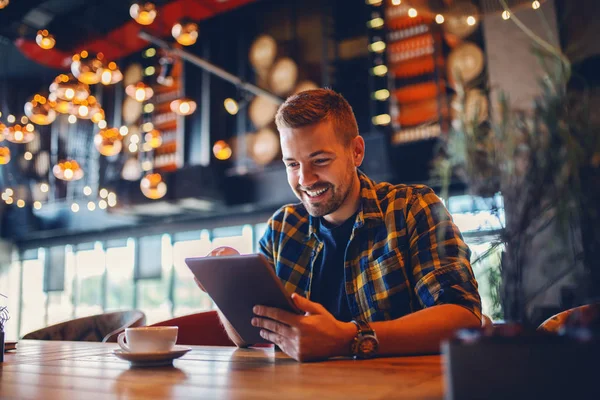 Sonriente Joven Relajándose Cafetería Navegando Por Internet — Foto de Stock