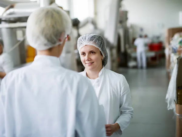 Due Giovani Lavoratori Che Indossano Abiti Sterili Parlando Ripostiglio — Foto Stock