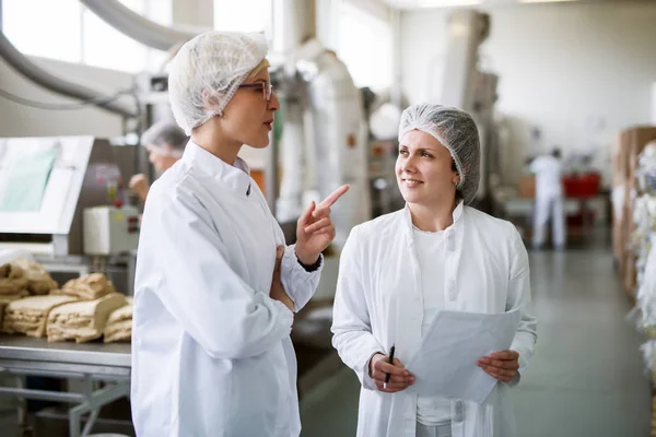 Due Giovani Lavoratori Che Indossano Abiti Sterili Parlando Ripostiglio — Foto Stock