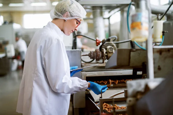 Female Worker Using Tablet Controling Products While Standing Food Factory — Stock Photo, Image