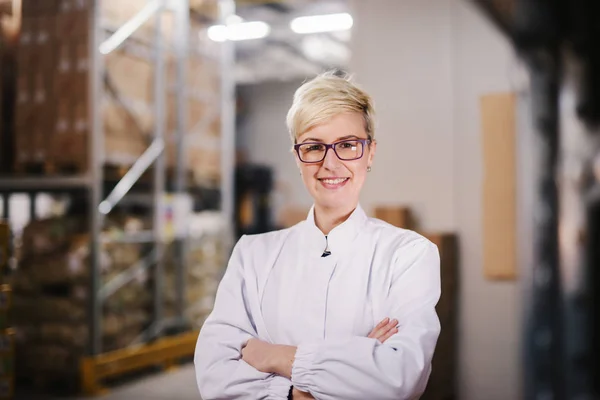 Happy Caucasian Female Worker Posing Warehouse Arms Crossed Background Boxes — Stock Photo, Image
