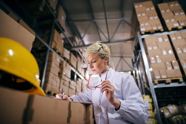 Close Woman Filling Paperwork While Standing Warehouse Background Shelves Boxes — Stock Photo, Image