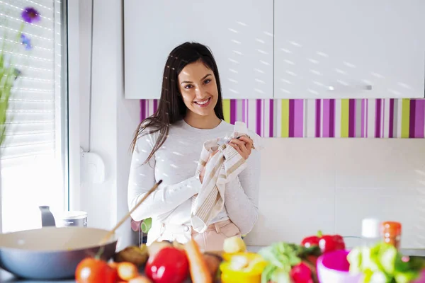 Menina Bonito Posando Cozinha Brilhante Olhando Para Câmera Cozinhar — Fotografia de Stock