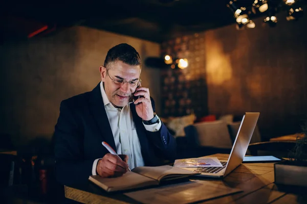 Hombre Negocios Mediana Edad Que Usa Teléfono Inteligente Para Llamadas — Foto de Stock