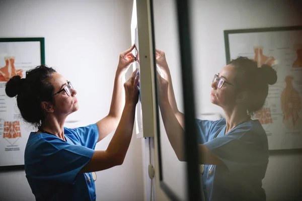 Médecin Féminin Regardant Une Image Radiographique — Photo