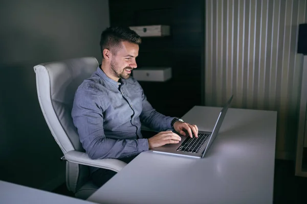 Smiling Karyawan Muda Menggunakan Laptop Sambil Duduk Kantor Larut Malam — Stok Foto