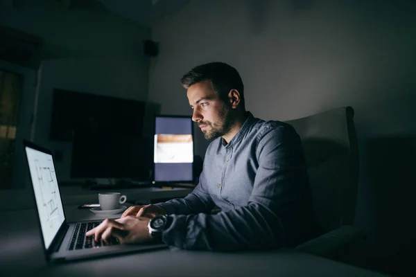 Joven Trabajador Caucásico Escribiendo Ordenador Portátil Mientras Está Sentado Oficina — Foto de Stock