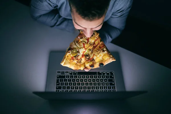 Ovanifrån Unga Kaukasiska Anställd Äter Pizza Och Tittar Laptop Medan — Stockfoto