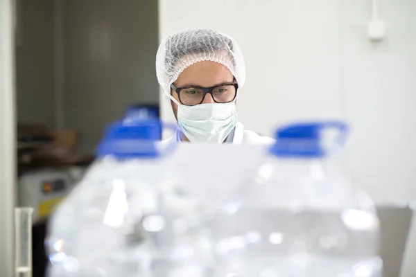 Scientifique Vérifiant Qualité Eau Usine Eau Devant Lui Gallons Eau — Photo