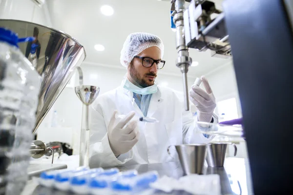 Químico Revisando Calidad Del Agua Mientras Sostiene Jeringa Frasco Sus — Foto de Stock