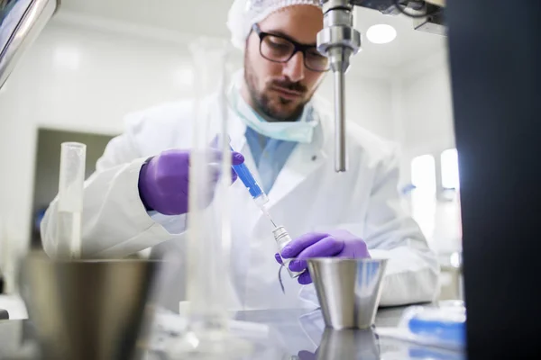 Químico Revisando Calidad Del Agua Mientras Sostiene Jeringa Frasco Sus — Foto de Stock